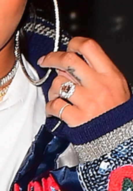First photos of Rihanna with an engagement ring (photo 1)